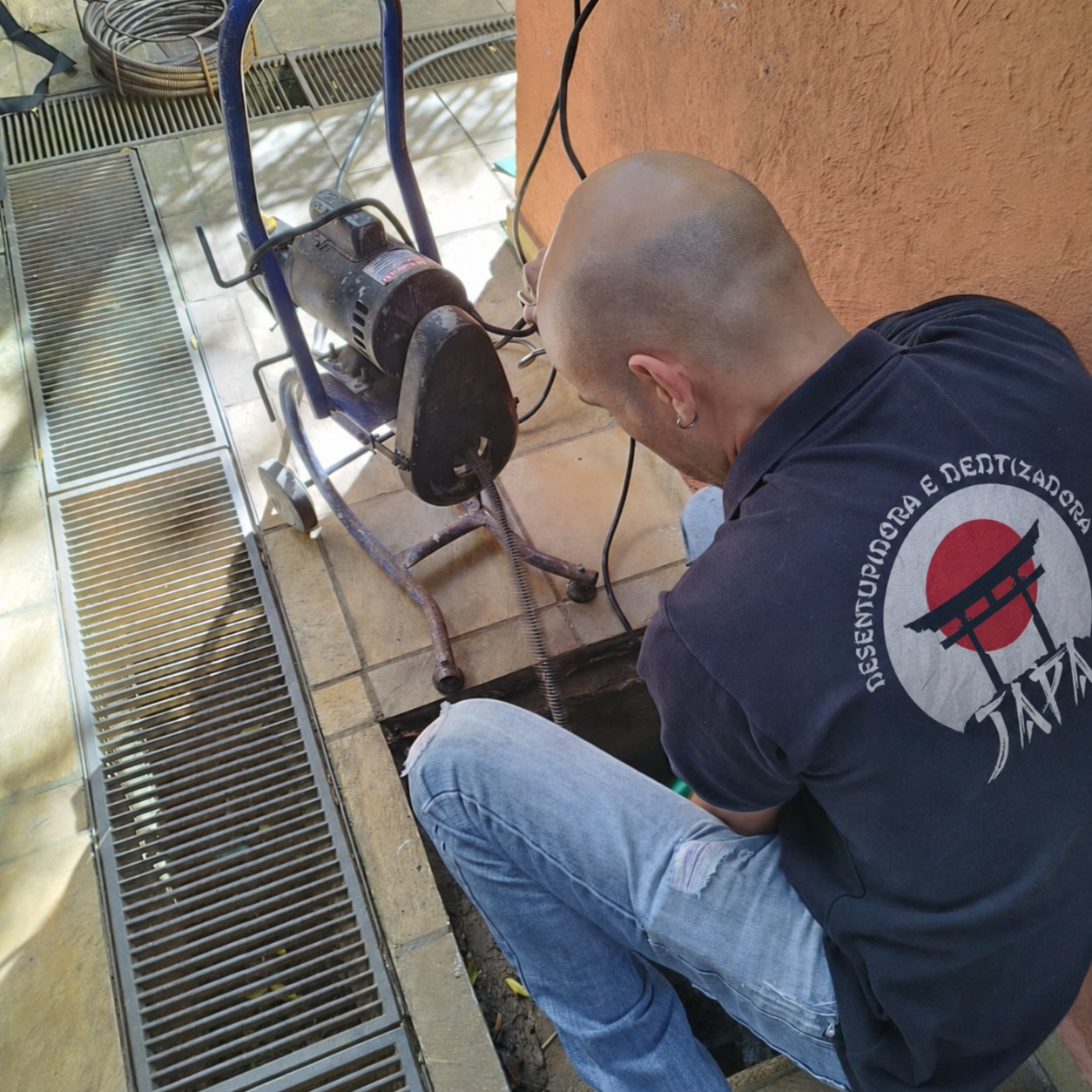 Técnico da Japa operando máquina profissional