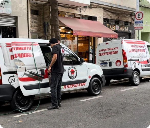 Equipe e equipamento da Japa Desentupidora